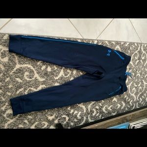 Boys navy under armour sweatpants size med